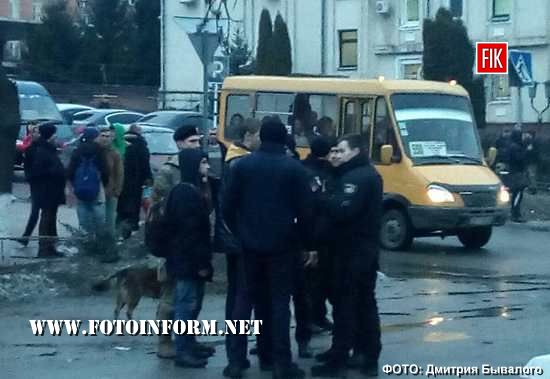 Біля Кіровоградської обласної прокуратури батьки та громадські активісти перекрили дорогу. Вони таким чином висловлюють своє ставлення проти затримання групи осіб «Білі леви».